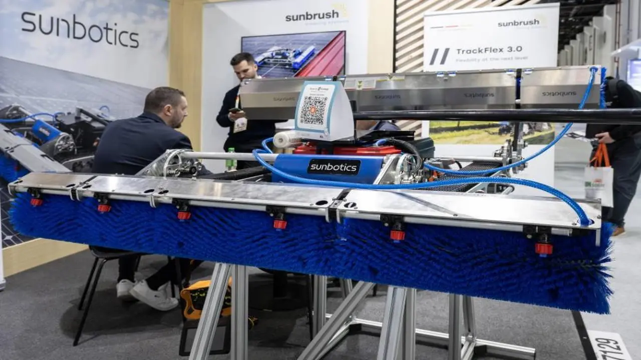 تقنية ألمانية جديدة.. روبوت متطور يرفع كفاءة تنظيف الألواح الشمسية آليًا